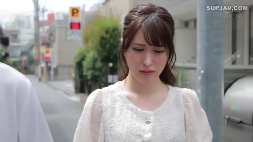 站姿 · 半身 · 白色针织上衣 · 日本街道