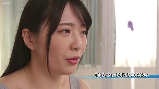 坐姿 · 脸部特写 · 平静 · 室内房间 · 日文字幕 · 灰色吊带背心 · 细项链 · 采访对话