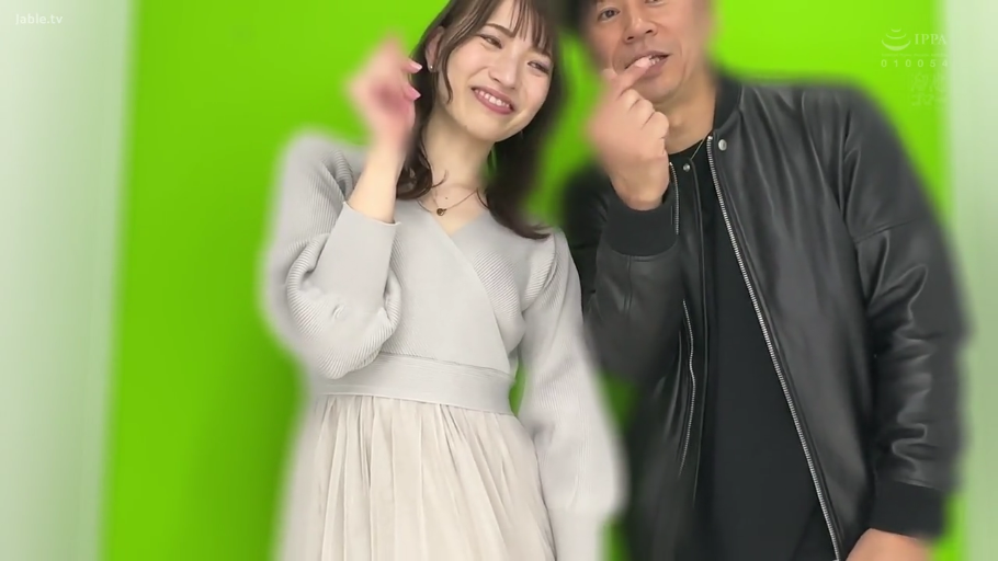 室内 · 坐姿 · 胸部 · 平静 · 项链 · 剧情 · 抚摸 · 黑色背心