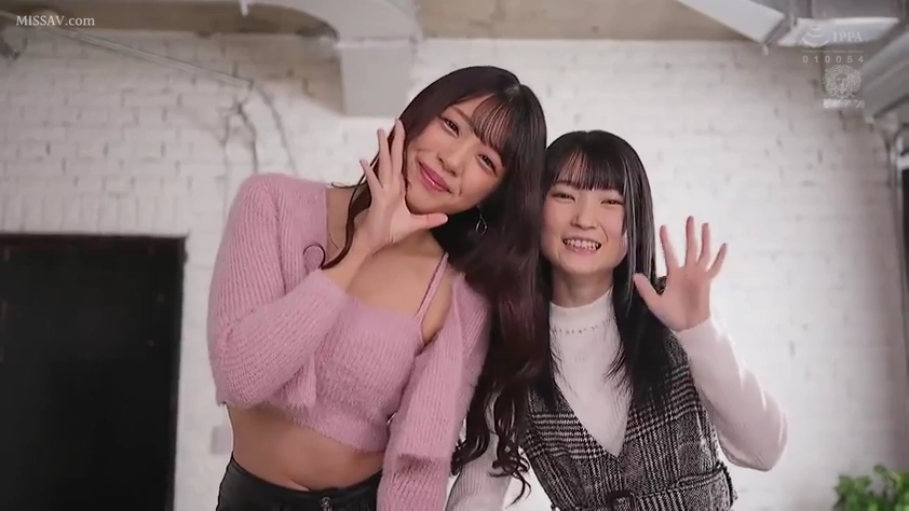 并肩站立 · 半身中景 · 灰色格纹连衣裙 · 室内白砖墙影棚