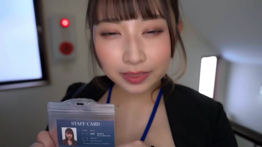 室内 · 面部特写 · 职业装 · 平淡 · 职场 · 正面 · 工作证 · 展示证件