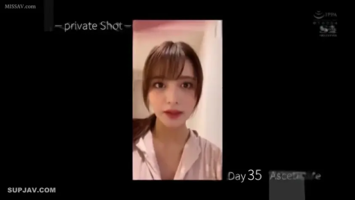 Indoor · 自然 · 面部特写 · 手机 · Loungewear · 说话 · 正对面 · 私拍镜头