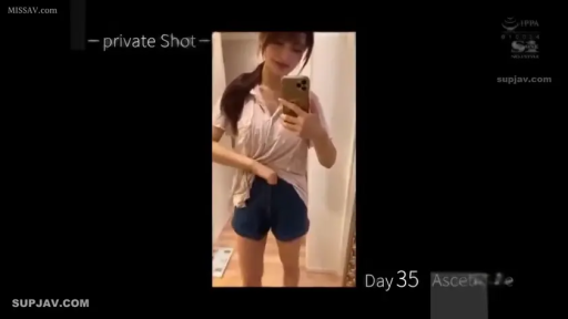 室内 · 全身 · 站立 · 微笑 · 居家 · 短裤 · 携帯電話 · 对镜自拍