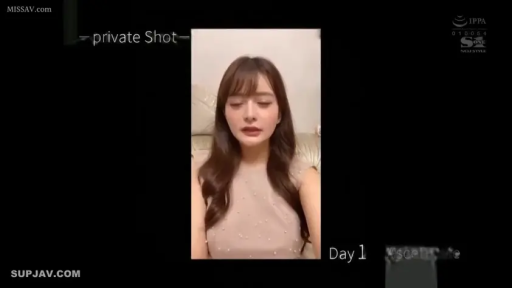 Indoor · Sitting Posture · Gaze · 近景 · bland · 米色无袖衫 · 私人拍摄