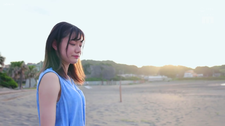 注视 · 海滩 · 半身像 · 恬静 · 侧身站立 · 夕阳 · 蓝色无袖连衣裙