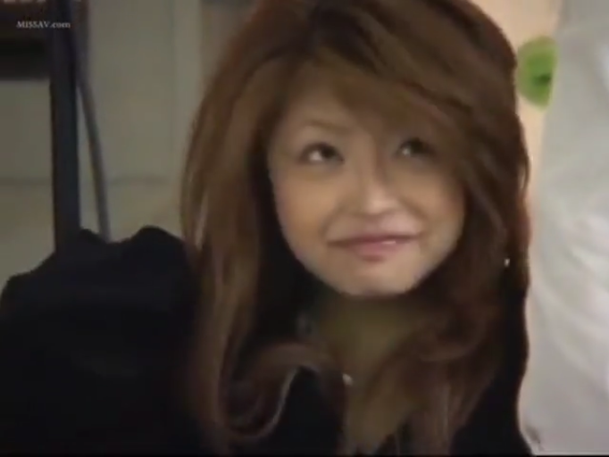 室内 · 坐姿 · 微笑 · 面部特写 · 凝视 · 长发 · 黑色上衣