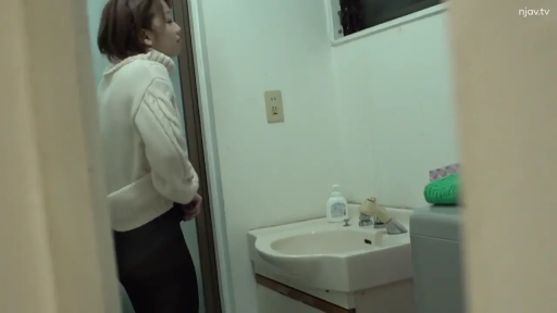 中景 · 白色毛衣 · 整理衣物 · 卫生间 · 侧站