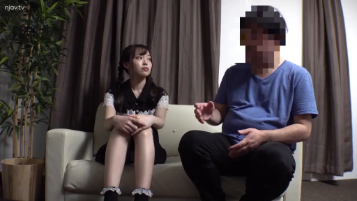 座り姿勢 · 会話 · 集中 · 盆栽 · リビング · 遠景 · 短袖T恤 · 采访