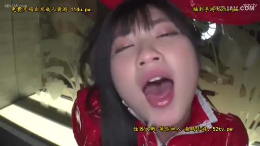 室内 · 脸部特写 · 仰头 · 红色亮面外套