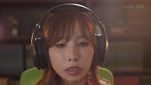 室内 · 坐姿 · 脸部特写 · 注视 · 耳机 · 长发 · 微张嘴 · 红色上衣
