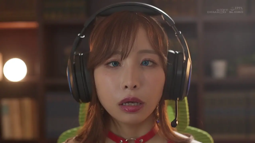 室内 · 坐姿 · 面部特写 · 呆滞 · 红色项圈 · 蓝色美瞳 · 电竞耳机 · 戴耳机