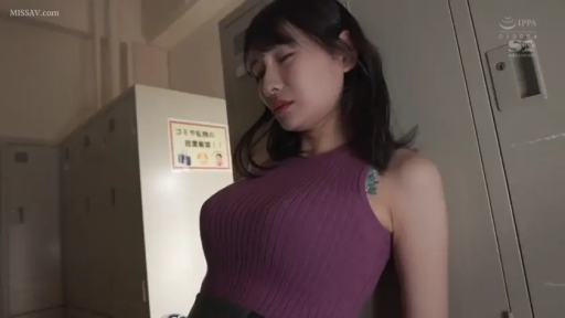 上半身 · 更衣室 · 靠墙站立 · 紫色无袖背心