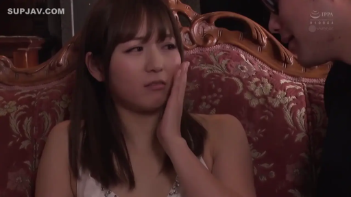 红花沙发 · 犹豫 · 沙发 · 面部特写 · 近景 · 对坐 · 白色小背心 · 抚摸脸颊