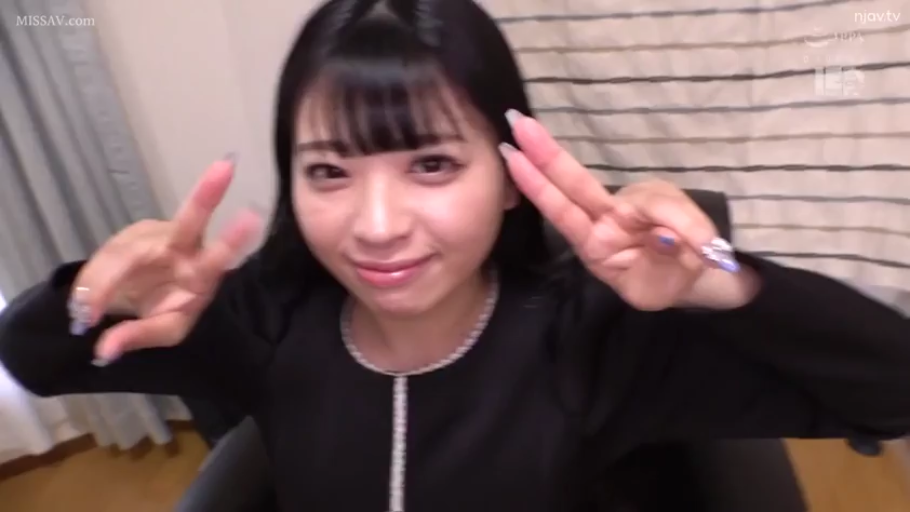 室内 · 坐姿 · 面部 · 微笑 · 黑色上衣 · 美甲 · 比手势