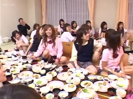 坐姿 · 远景 · 学生制服 · 餐具 · 团体 · 开怀大笑 · 聚会 · 日式和室