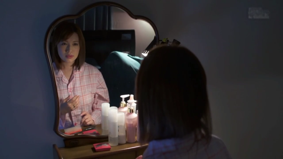 坐姿 · 卧室 · 半身特写 · 格子睡衣