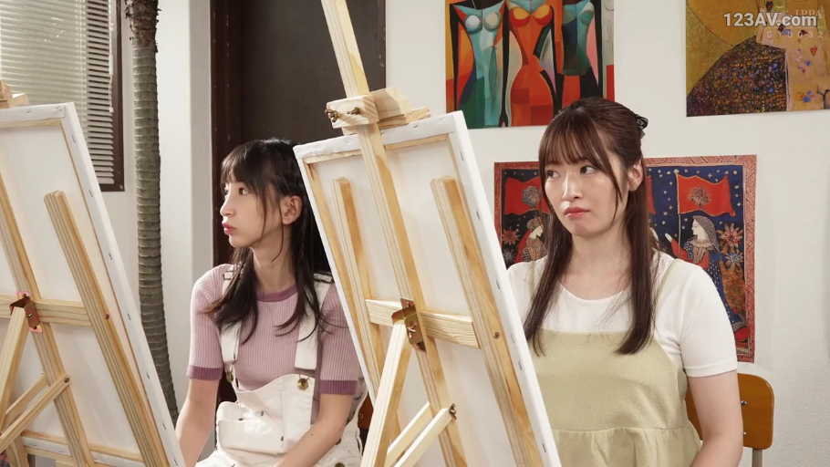 坐姿 · 专注 · 半身 · 画室 · 背带裤 · 非色情 · 画架 · 绘画