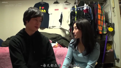 Bedroom · Medium shot · 自然 · Casual wear · 居家 · 交流 · clothes hanger · 并坐