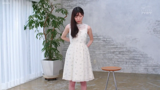 室内 · 站立 · 全景 · 平静 · 盆栽 · 清纯 · 白色连衣裙 · 整理服装