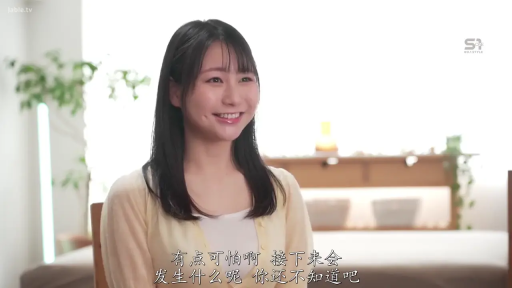 沙发 · 坐姿 · 微笑 · 上身 · 访谈 · 饰品 · 红色露肩装 · 喜悦