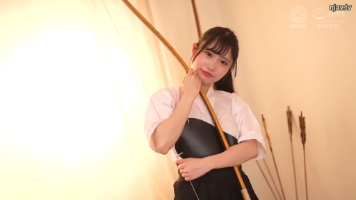 室内 · 制服 · 摆拍 · 半身 · 甜美微笑 · 持弓站立 · 弓道服 · 箭
