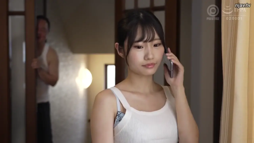 室内 · 站立 · 平静 · 半身 · 白色背心 · 手机 · 通话 · 偷窥