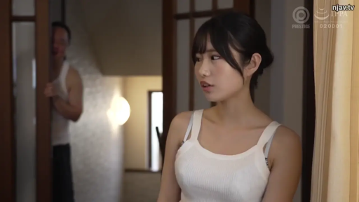 半身特写 · 门框 · 白色背心 · 窥视 · 侧向站立 · 偷窥 · 疑惑 · 居家室内