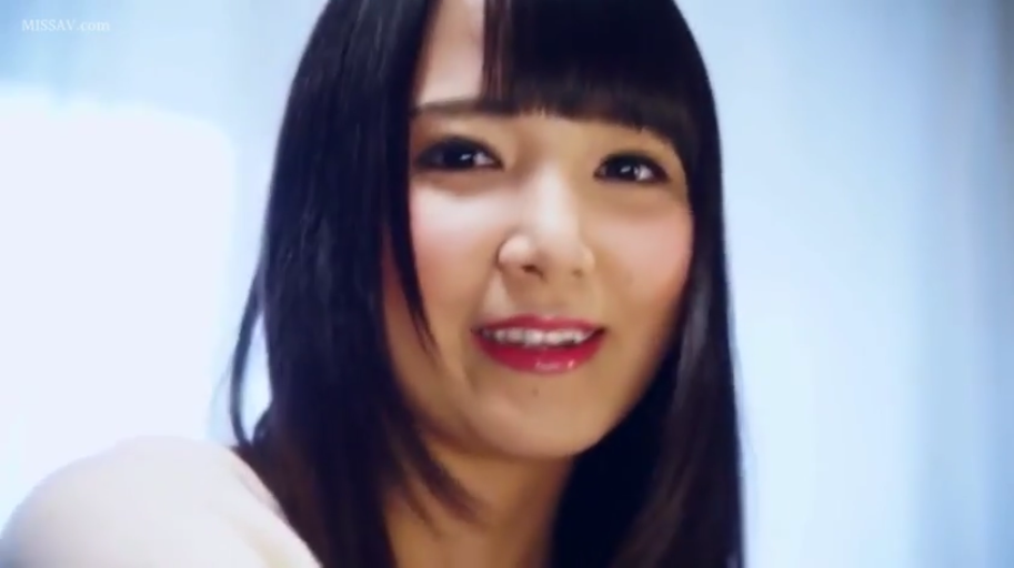 室内 · 顔部のクローズアップ · 微笑 · 对视 · 白色毛衣 · 正面 · 黑长直