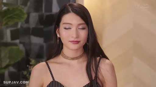 室内 · 颈链 · 面部特写 · 闭目 · 正面 · 安详 · 条纹吊带 · 长发女性