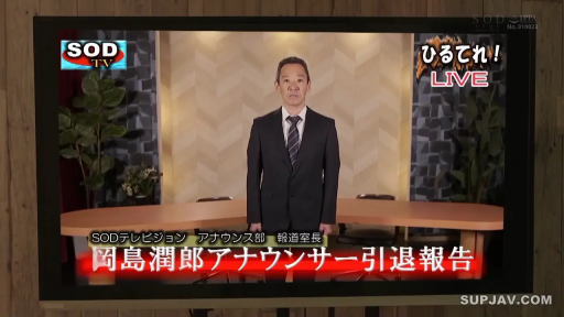 严肃 · 站立 · 办公桌 · 中景 · 领带 · 播报 · 新闻演播室 · 电视画面