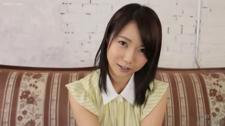 坐姿 · 微笑 · 半身特写 · 注视镜头 · 室内沙发 · 黑长直 · 黄白条纹衬衫