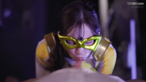 马赛克 · 跪姿 · 面部特写 · 室内影棚 · 专注表情 · 黄色战队服 · 口交中 · 英雄眼罩