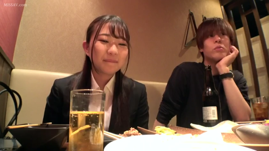 坐姿 · 羞涩 · 酒瓶 · 近景 · 餐厅 · 聚餐 · 职场西装 · 职场社交