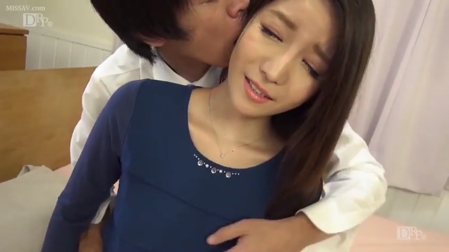 卧室 · 面部特写 · 蓝色连衣裙