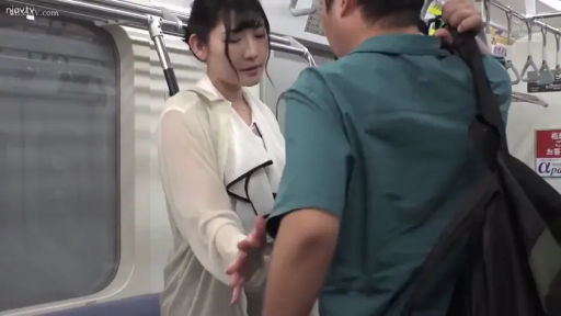 忧郁 · 站立 · 扶手 · 侧脸特写 · 白色女装 · 电车厢 · 贴身耳语 · 痴汉题材