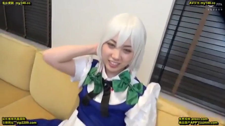 室内 · 坐姿 · 面部 · 角色扮演 · 面对镜头 · 女仆装 · 笑容 · 假发