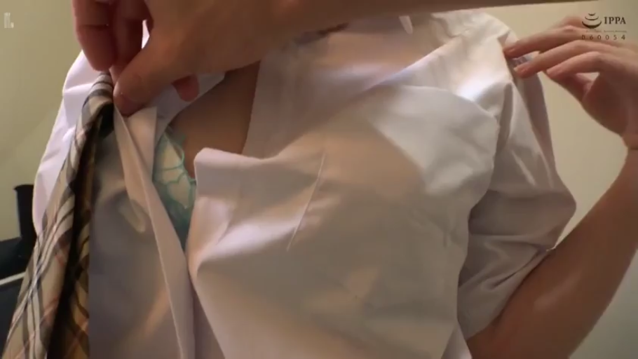 室内 · 全裸 · 乳房特写 · 微笑表情 · 正面站立姿势 · 自摸揉乳行为