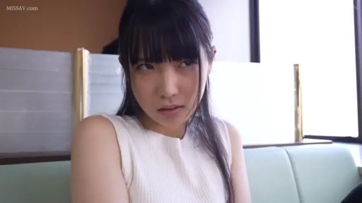 坐姿 · 严肃 · 脸部特写 · 注视 · 白色无袖上衣 · 隔板 · 黑发 · 餐厅包厢