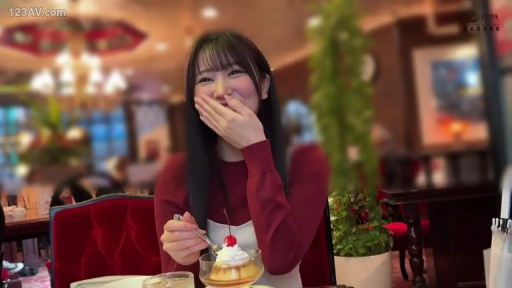 坐姿 · 半身 · 餐厅 · 长发 · 开心 · 捂嘴笑 · 红色长袖上衣 · 布丁