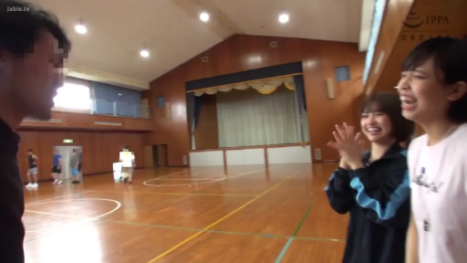 站立 · 剧情 · 笑容 · 运动服 · 嬉笑 · 体育馆