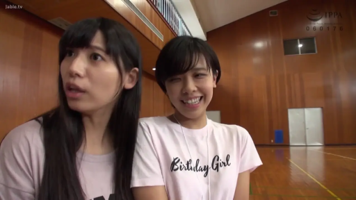 会話 · 面部 · 微笑 · 二人 · T恤 · 並んで立つ · 体育馆