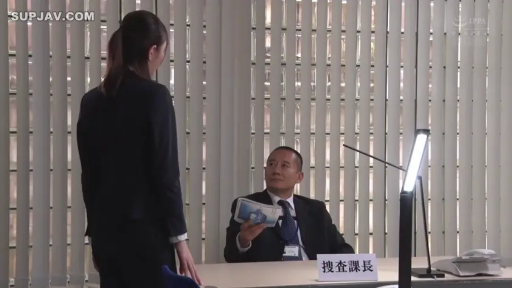 站立 · 严肃 · 办公室 · 文件 · 全景 · 职场背景 · 职业西装套装 · 汇报工作