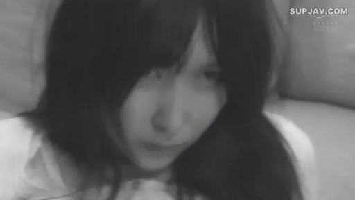 室内 · 忧郁 · 脸部特写 · 白色上衣 · 注视 · 趴卧 · 黑白