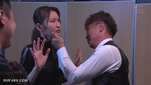 哭泣 · 中景 · 站姿 · 白衬衫配西装背心 · 剧情角色扮演 · 捏下巴 · 隔断板 · 办公隔间