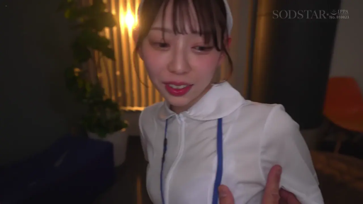 室内 · 观察 · 椅子 · 惊讶 · 侧脸 · 蓝色格子衬衫 · 探头 · 男性特写