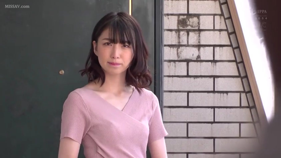 忧郁 · 站立 · 面部特写 · 注视前方 · 户外 · 粉色V领上衣 · 邻家女孩