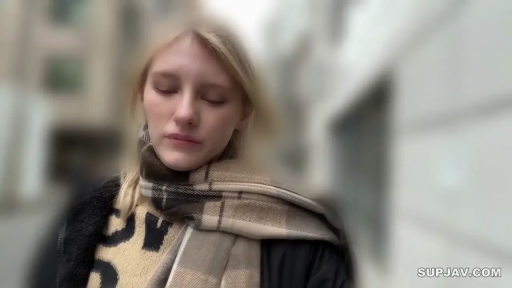 憂鬱 · 站立 · 中景 · 目を閉じて · 户外街道 · マフラー · 背景模糊 · 格纹围巾