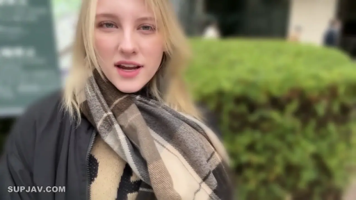 Conversation · Standing Posture · 自然 · 面部特写 · Scarf · 格纹围巾 · 金发女性 · 户外绿化带前