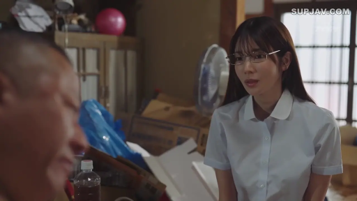 坐姿 · 严肃 · 单人 · 眼镜 · 半身 · 交流 · 房间 · 白色短袖衬衫