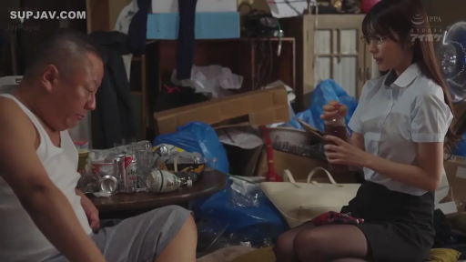 凌乱房间 · 坐姿 · 水瓶 · 专注 · 背心 · 全景 · 大叔 · 拿水瓶